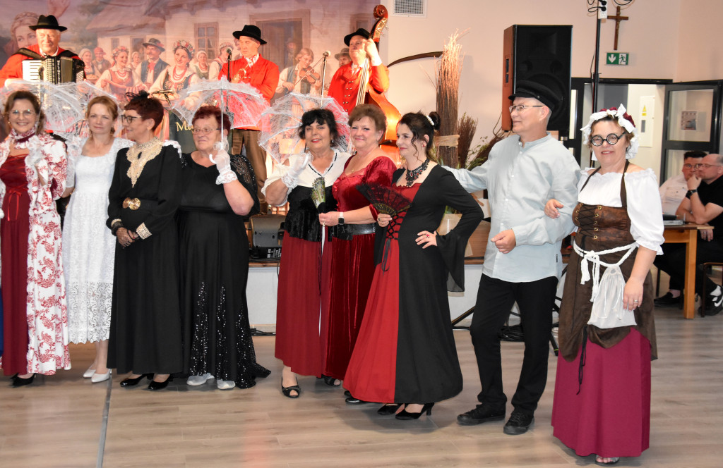 Folwarczna biesiada z dworskimi