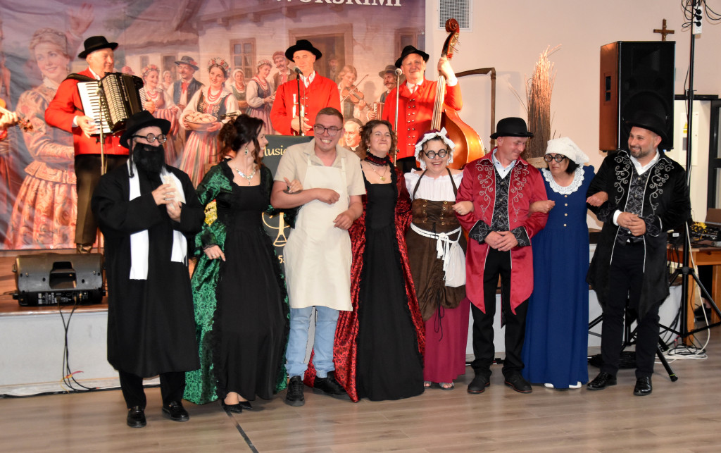Folwarczna biesiada z dworskimi