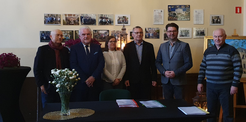 Podpisanie umowy na budowę hali sportowej przy ZSzCKR w Brzostowie