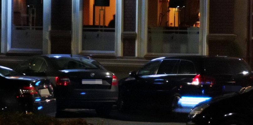 Limuzyny przed hotelem w Nysie, źródło: TVN24