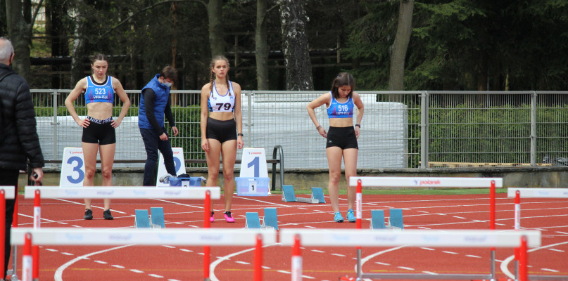 Z lewej Agata Trzaskalska, z prawej Natalia Szarejko