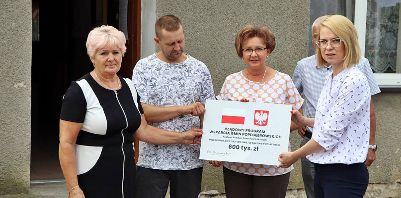 Czek na 600 tysięcy na świetlicę w Bąkowie