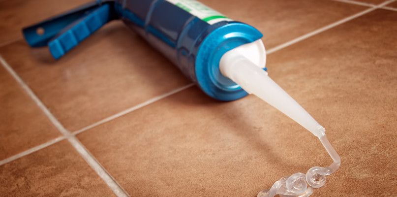 Jak samemu położyć silikon w łazience?