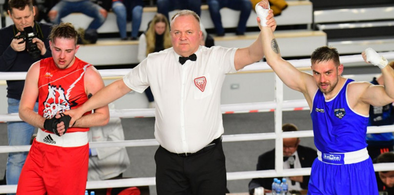 Bokserzy w ringu. A starosta jako sędzia