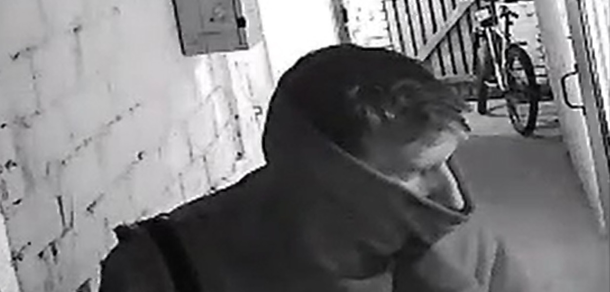 Włamali się do piwnicy. Zarejestrowała ich kamera monitoringu