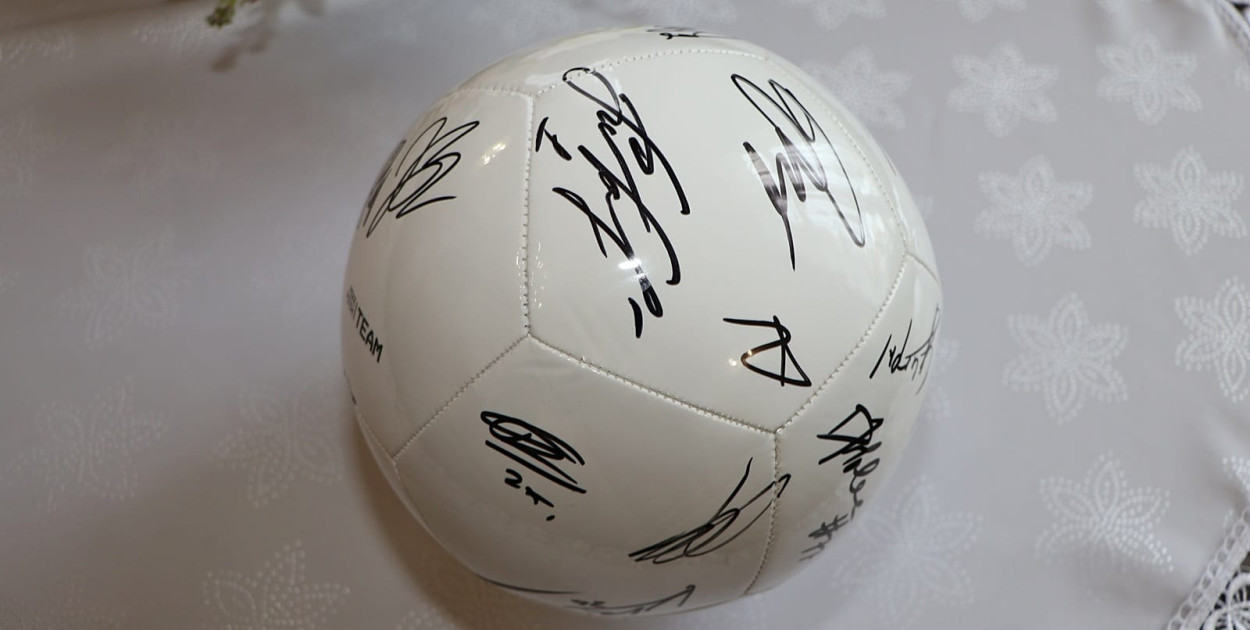 Dla Karoliny - ruszyła licytacja piłki z autografami piłkarzy Lecha Poznań