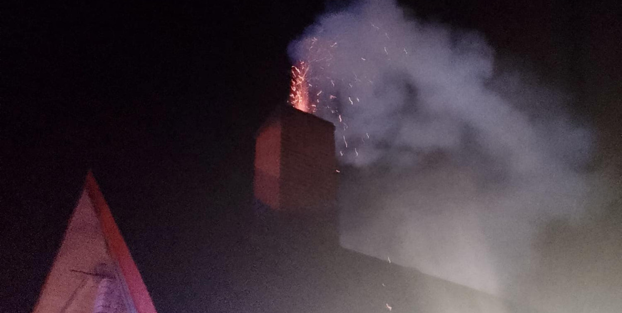 Ogień w kominie. Iskry buchały w niebo!