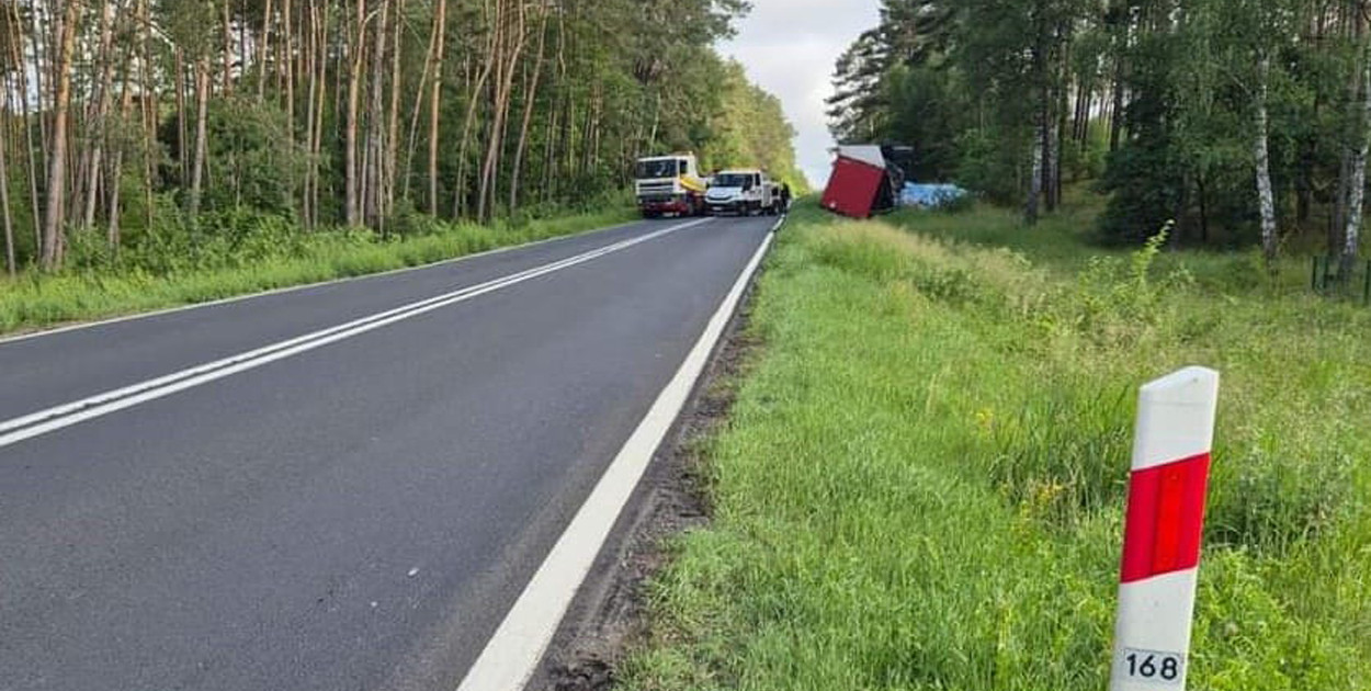 Ciężarówka w rowie