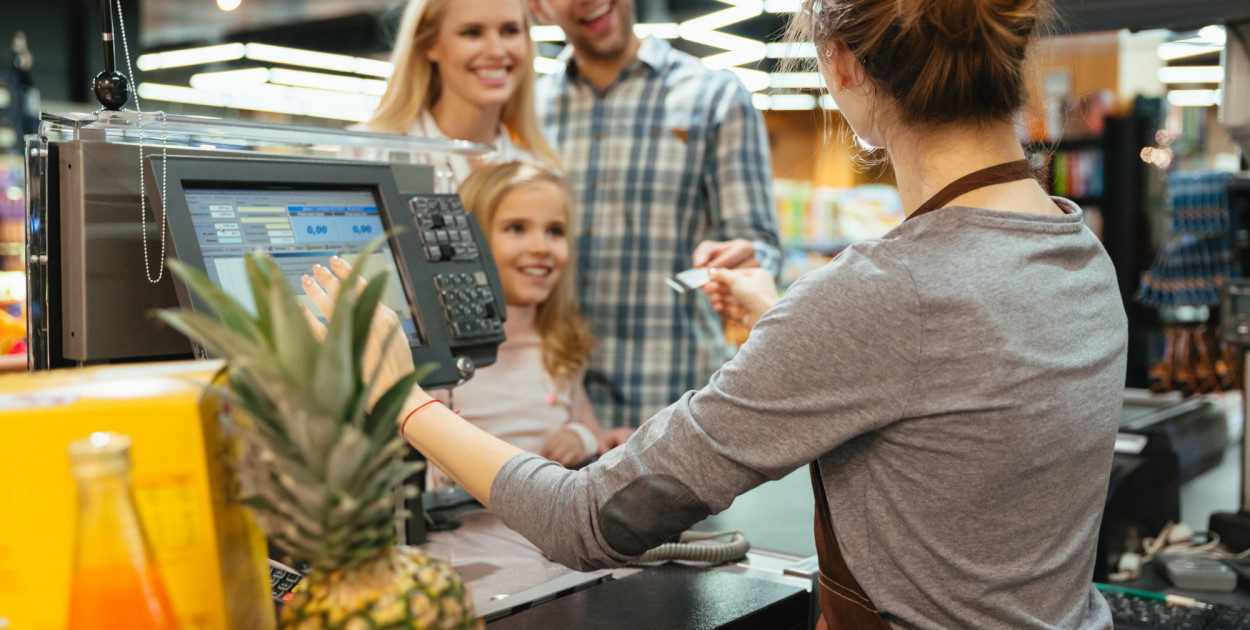 "Będę grosik winna". Czy kasjer może nie wydać reszty? Jest komentarz UOKiK
