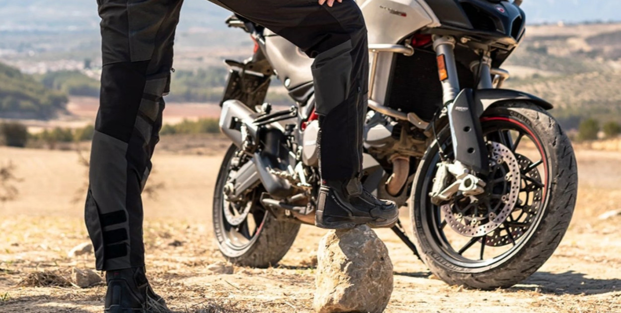 Jakie buty na motocykl na jesień? Ranking trampek i krótkich butów Shima