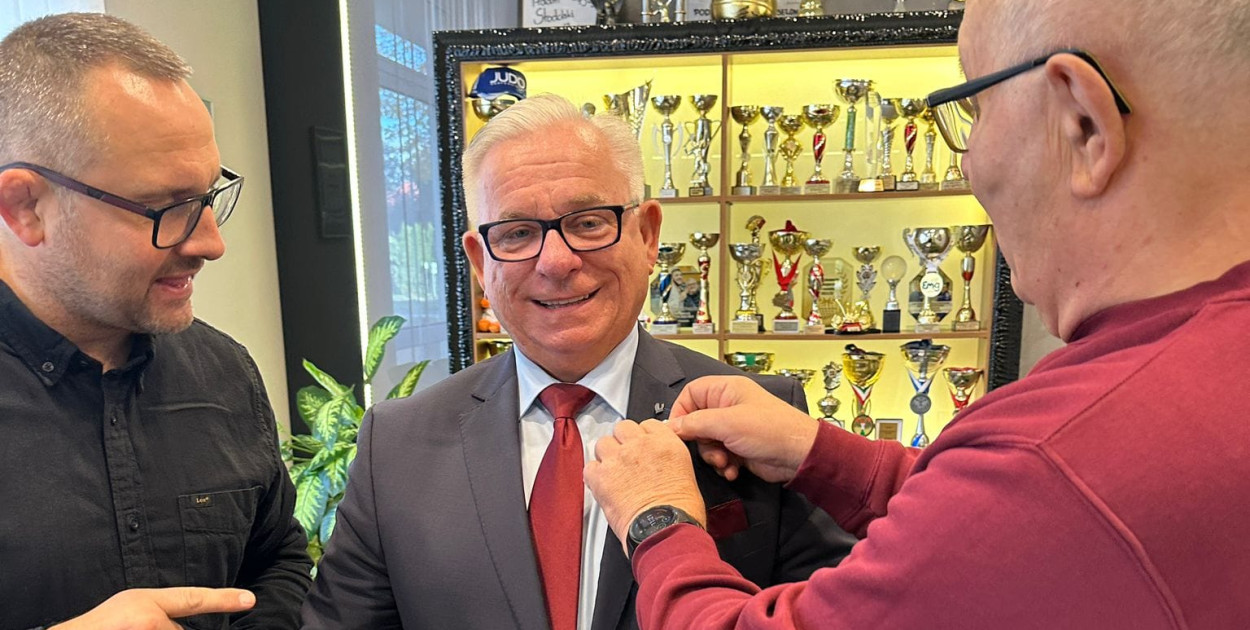 Krzysztof Wyrwa ze srebrną odznaką Polskiego Związku Judo