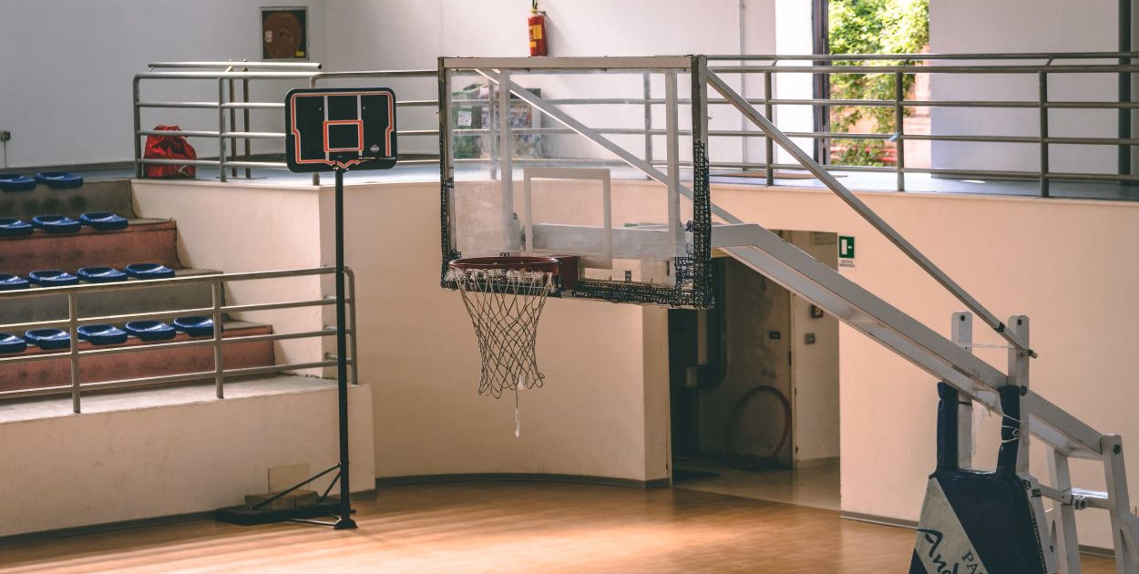 Maszyna do mycia podłogi sportowej – skuteczny sposób na czystą nawierzchnię