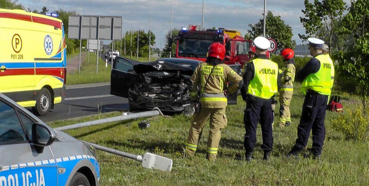 Prowadziła auto pijana w sztok! Latarnia nie miała szans...