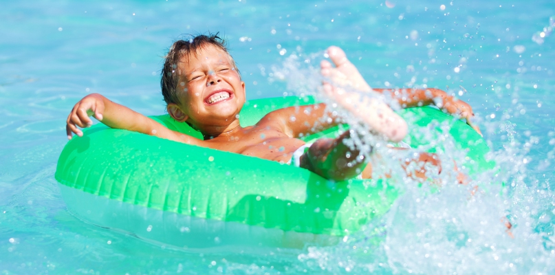 Planując wakacje z dzieckiem, warto wybrać miejsce z dostępem do basenu i plaży. Fot. depositphotos