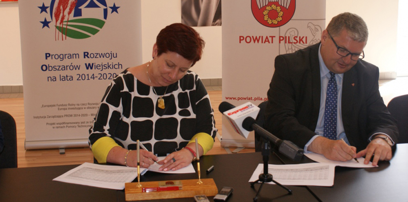 Wójt Małgorzata Włodarczyk podpisuje umowę na przebudowę drogi gminnej Grabionna-Okaliniec
