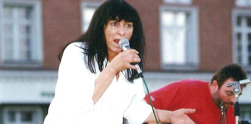 Mira Kubasińska podczas koncertu w Pile, rok 2000