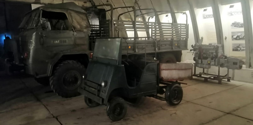Trenażer TK-660 przy samochodzie Star 660 na wystawie w Pilskim Muzeum Wojskowym