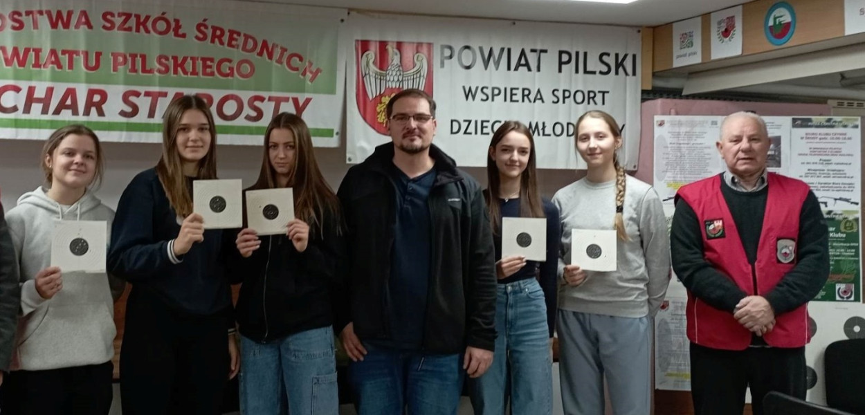 Reprezentacja Nafty z nauczycielem Leszkiem Cwikłą oraz organizatorem mistrzostw Kazimierzem Sadowskim