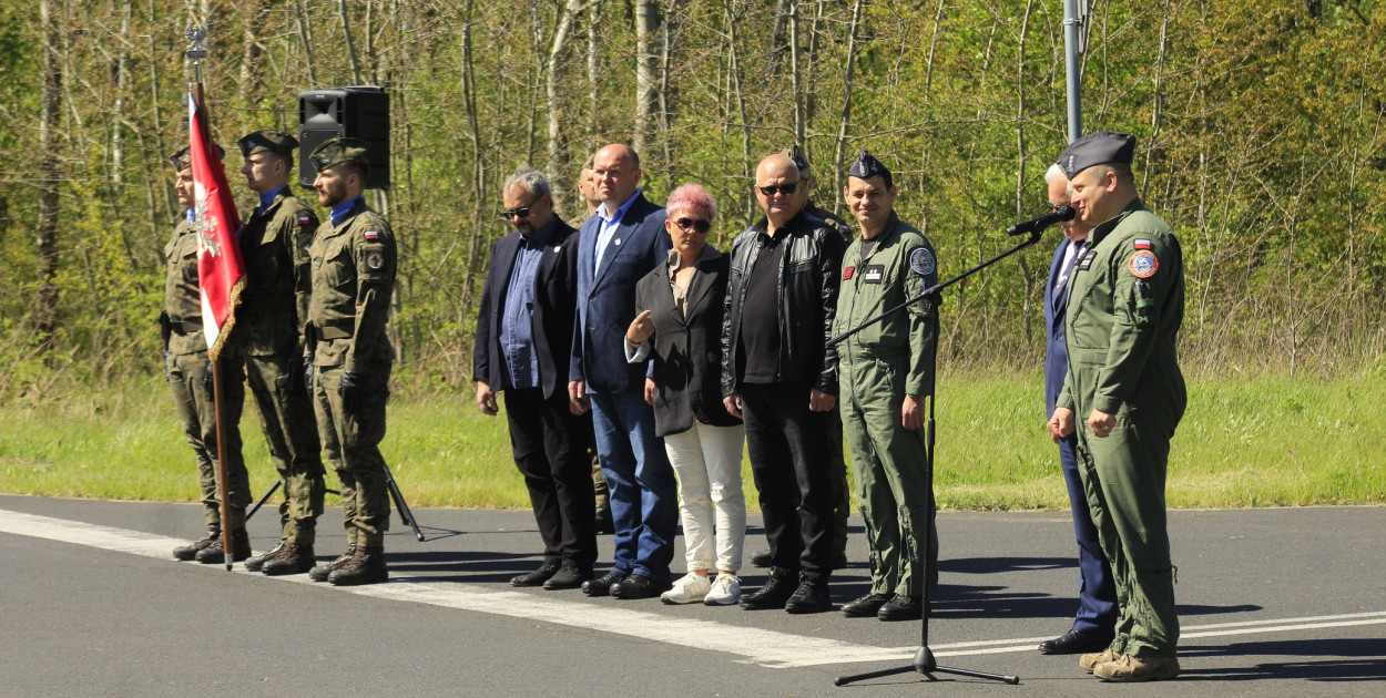 Przemawia płk pil. Łukasz Piątek. W środku w czarnej kurtce syn pilota Sebastian Siuda z małżonką
