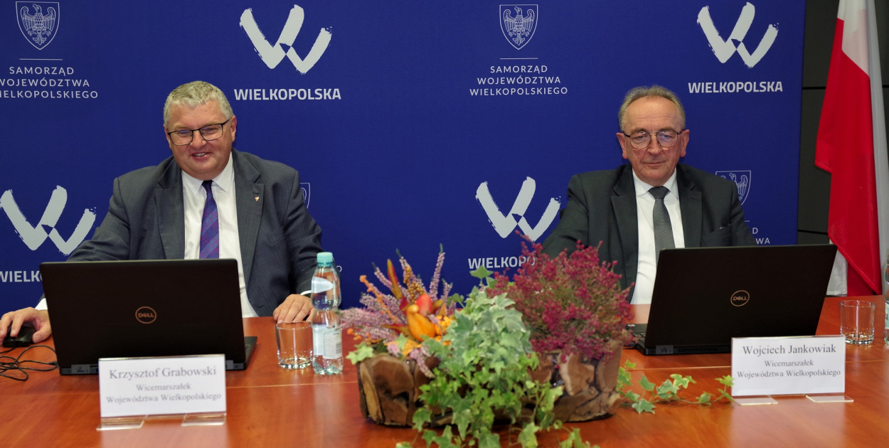 Wicemarszałkowie Krzysztof Grabowski i Wojciech Jankowiak umowę delegowania zadań, dzięki której wielkopolski samorząd będzie uczestniczył we wdrażaniu Planu Strategicznego dla Wspólnej Polityki Rolnej na lata 2023-2027. Fot. A. Kapuściński