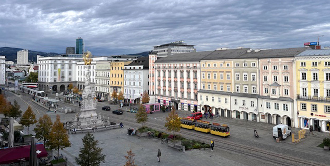 Widok na wschodnią część Hauptplatz oraz kolumnę Trójcy Świętej z okien pokoju w hotelu "Wolfinger". Fot. Jolanta Styrczula