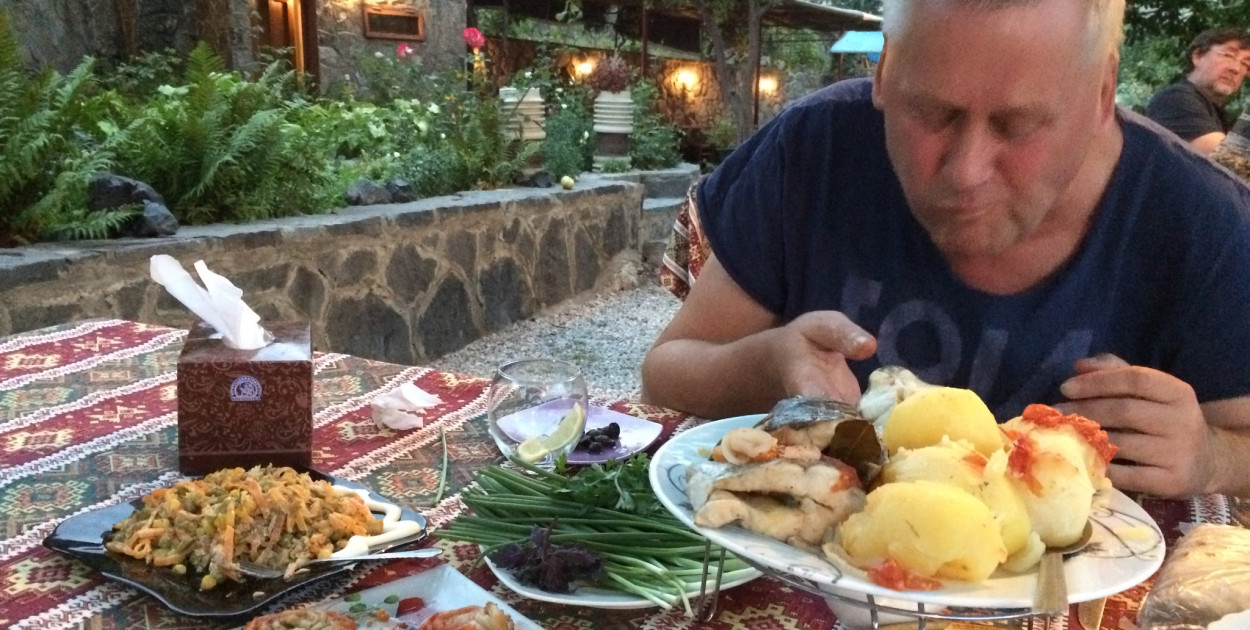 Garni, Armenia, w gościnie. Wcinam pyszne lokalne potrawy. Fot. Jolanta Styrczula