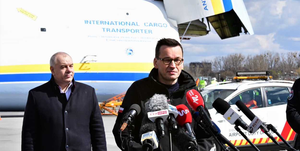 Jacek Sasin i premier Mateusz Morawiecki na tle największego samolotu świata, który przywiózł z Chin niecertyfikowane maseczki 