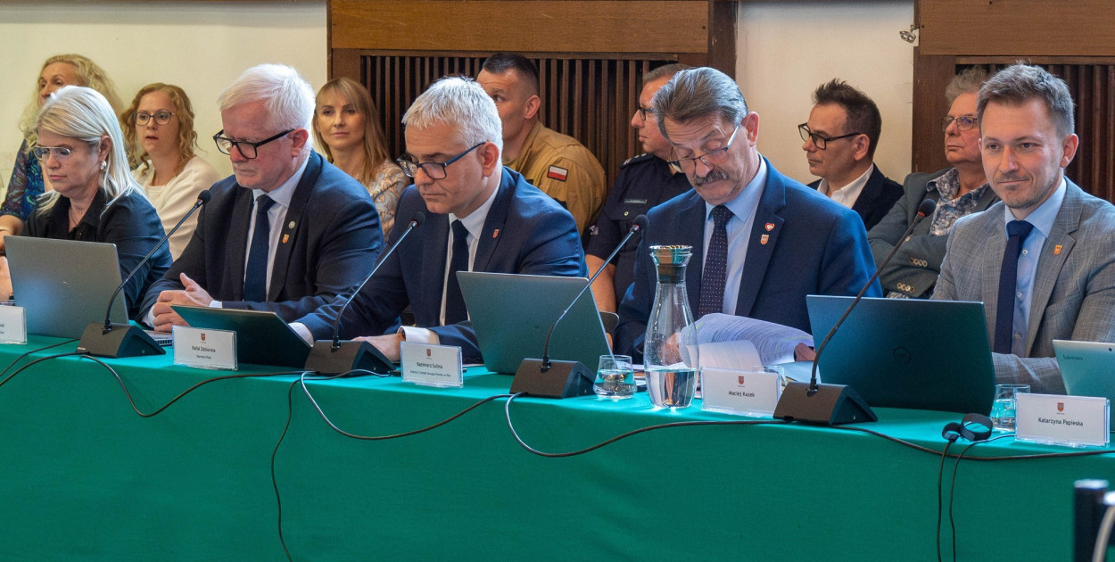 Zarząd Powiatu w Pile: Daria Lubońska, wicestarosta Stefan Kowal, starosta Rafał Zdzierela, etatowy członek zarządu Kazimierz Sulima, Maciej Kazek