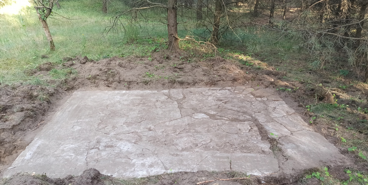 Widok od strony wejścia do schronu. Odsłonięta ława fundamentowa, widoczne pęknięcia i uszkodzenia w wyniku eksplozji