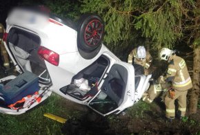Auto na dachu! Wypadek w gminie Szydłowo-31603
