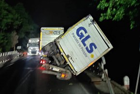 Karambol w Rudzie. Zderzyły się trzy ciężarówki-32397