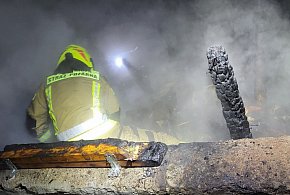 Nocny pożar. Dach w ogniu-36013