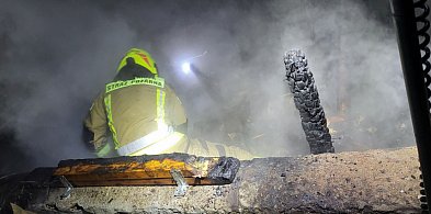 Nocny pożar. Dach w ogniu-36013