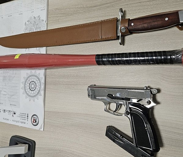 Przy pasku miał pistolet, a w aucie maczetę i kij bejsbolowy-38732