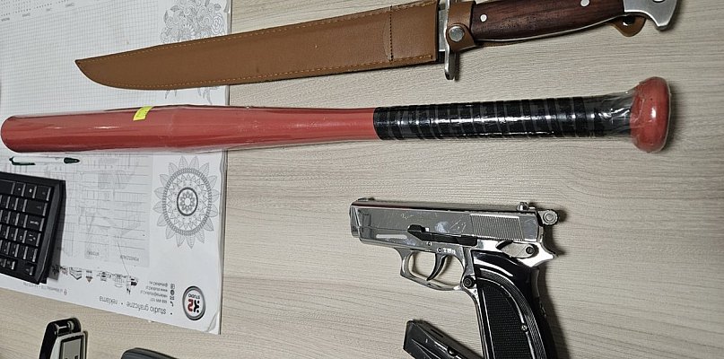 Przy pasku miał pistolet, a w aucie maczetę i kij bejsbolowy - 38732