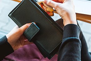 Emeryci coraz częściej rezygnują z gotówki. Wiemy, dlaczego-40091