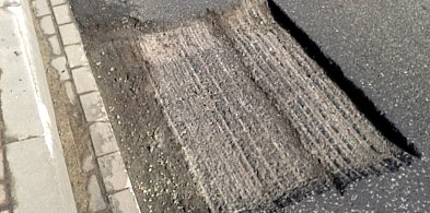 Dziura koło „Biedronki” w Ujściu. Uważajcie na zawieszenie!-40394