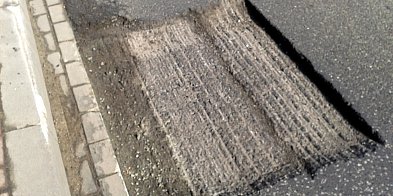 Dziura koło „Biedronki”. Uważajcie na zawieszenie!-40394