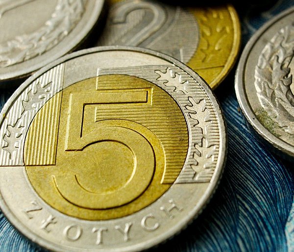 Setki tysięcy Polaków otrzymały nowe świadczenie. Co z resztą?-41700
