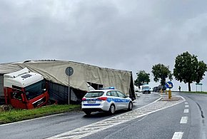 Wyglądało to bardzo groźnie. Tir złożył się jak scyzoryk-42052