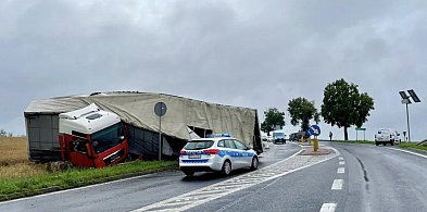 Wyglądało to bardzo groźnie. Tir złożył się jak scyzoryk-42052