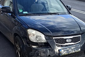 Kia wjechała w ciężarówkę. Uszkodziła zbiornik paliwa-42212