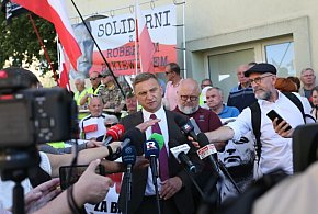 Prokuratura: Robert Bąkiewicz usłyszał zarzut znieważenia funkcjonariuszy SG i ŻW-42536