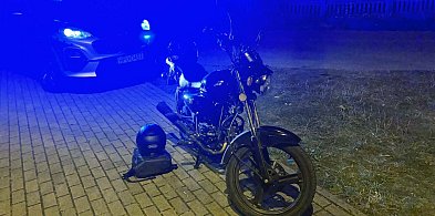Przycisnęło go, więc zatrzymał motorower na chodniku i... zrobił swoje-42561