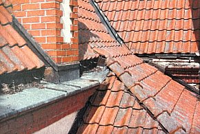 Ogołocili budynek z rynien. A potem na złom!-42794