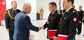 Starosta uhonorował dwóch strażaków, którzy rzucili się