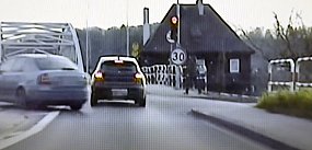 Był nazbyt niecierpliwy. Nie wiedział o nieoznakowanym