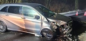 Uderzył w drzewo, aż wystrzeliły poduszki