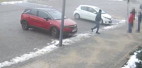 Przyjechał autem na komendę zbadać trzeźwość [Film]