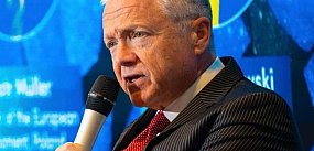 Ambasador Rose rżnie głupa, czyli o dwóch rodzajach...